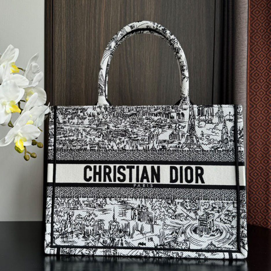 medium D*or book tote