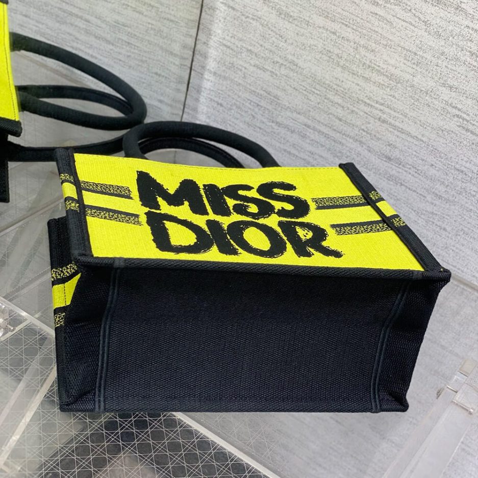 small D*or book tote