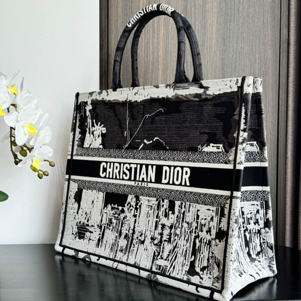 medium D*or book tote