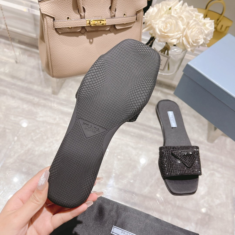 pra*a Di*m*nd slides black