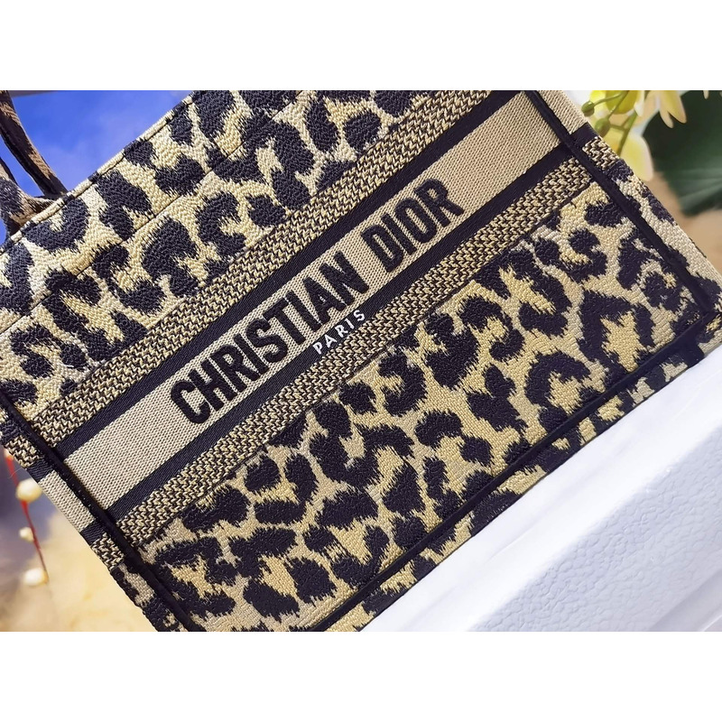 D*or book tote