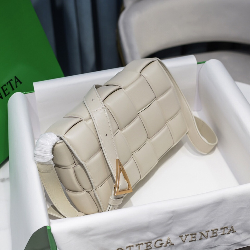 Bo*te*ga ve*ne*ta padded cassette leather shoulder bag white