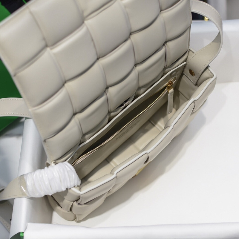 Bo*te*ga ve*ne*ta padded cassette leather shoulder bag white