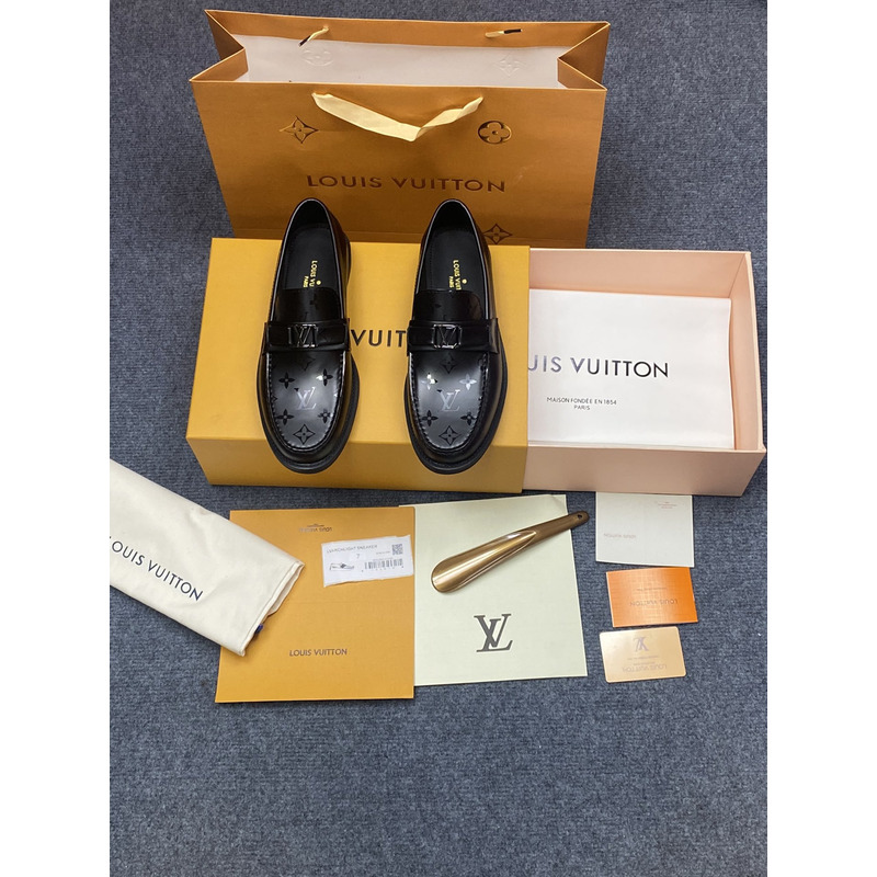 l**is V*t*n major loafer leather shoes