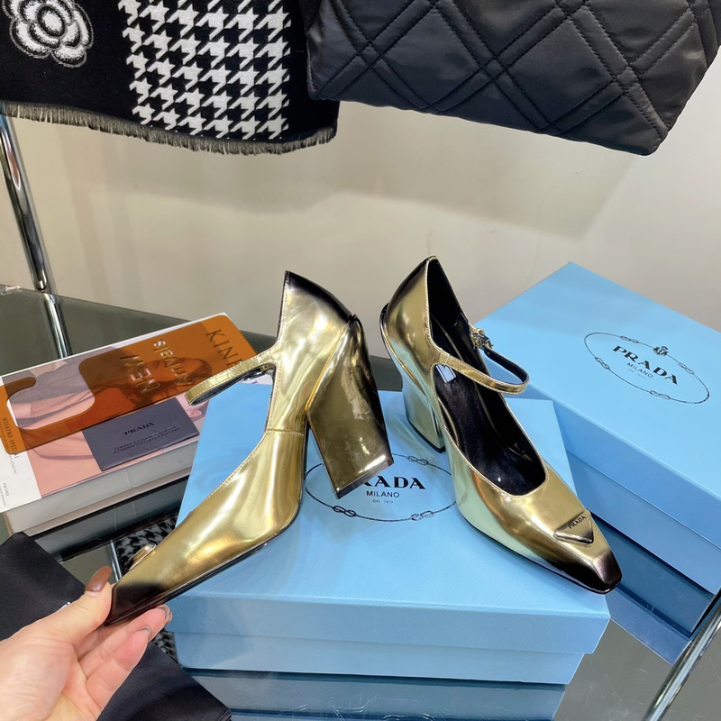 Pra*a glossed-leather pumps platinum
