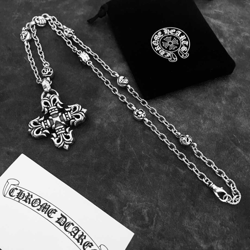 Ch*0me heart short cross necklace