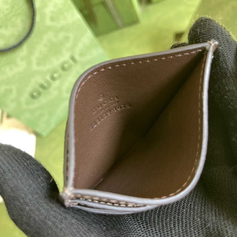 G*u*i card pouch