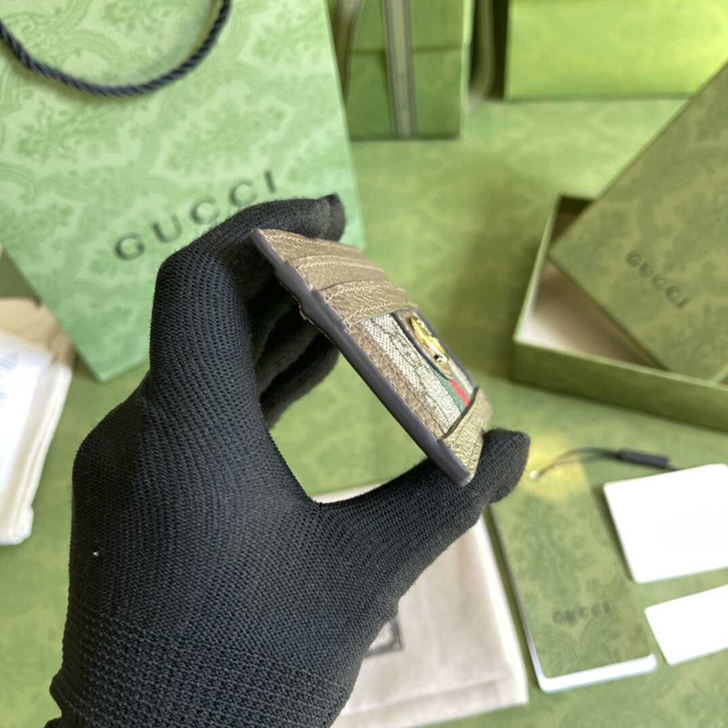 G*u*i card pouch