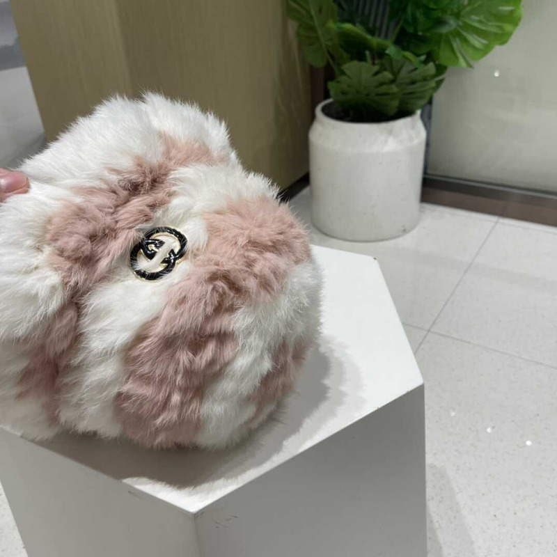G*u*i gg fur bucket hat white&pink
