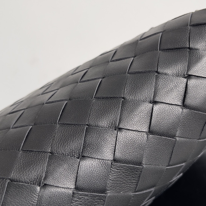 Bo*te*ga ve*ne*ta shoulder bag realised with intrecciato craftsmanship in calfskin leather