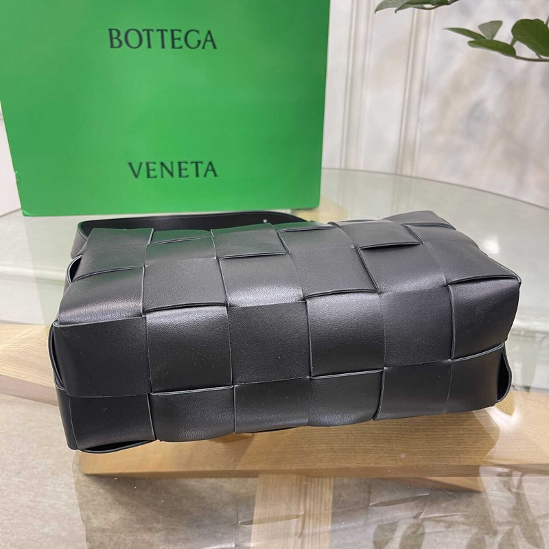 Bo*te*ga ve*ne*ta small cassette in black