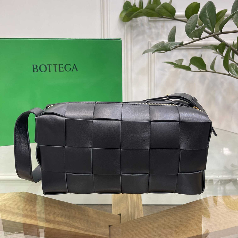 Bo*te*ga ve*ne*ta small cassette in black