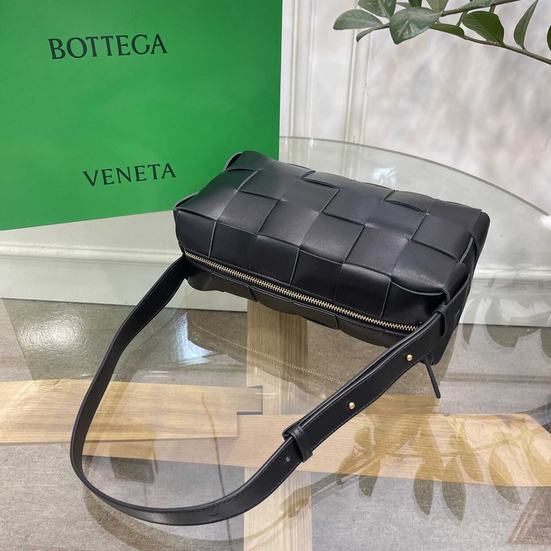 Bo*te*ga ve*ne*ta small cassette in black