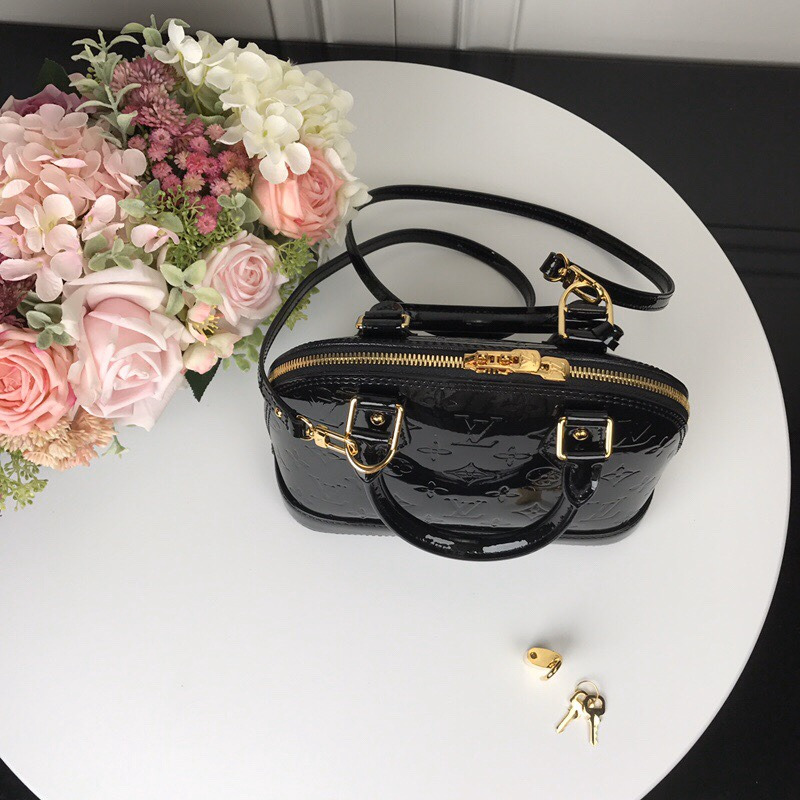 l**is V*t*n black magnetique monogram vernis alma bb bag