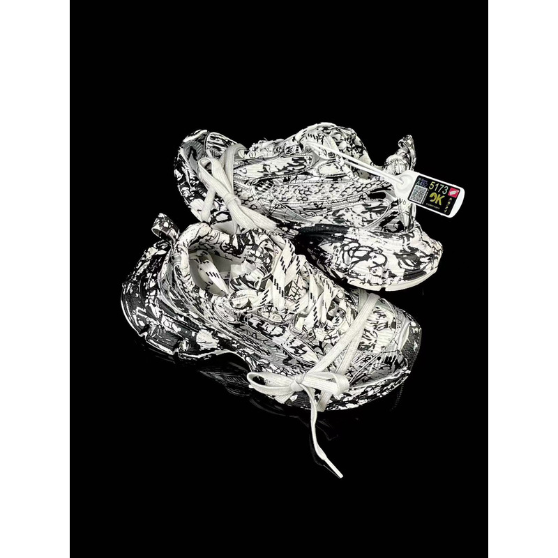 Ba*len*cia*ga 3xl extreme white black graffiti