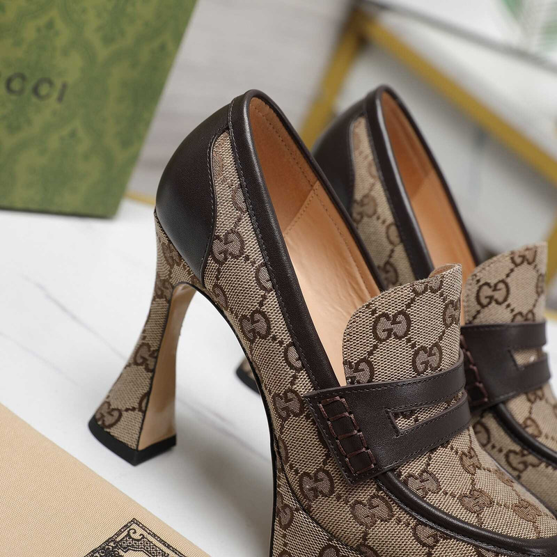 G*u*i horsebit canvas heels brown