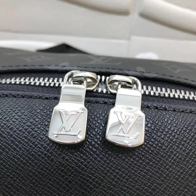 l**is V*t*n discovery backpack pm